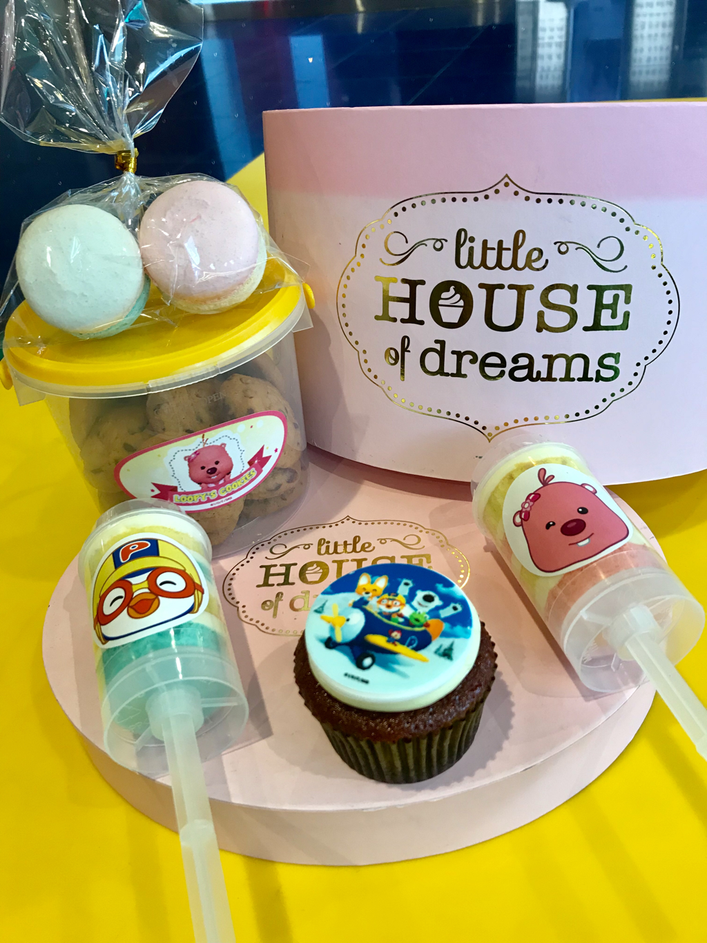 Some of the selections of the yummy and pretty Pororo-themed desserts made by Little House of Dreams (@littlehouseofdreams on Instagram) 